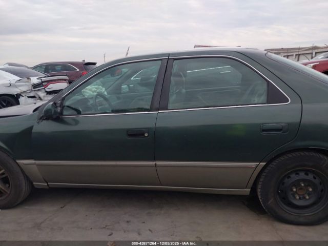 Toyota Camry Le Image 7