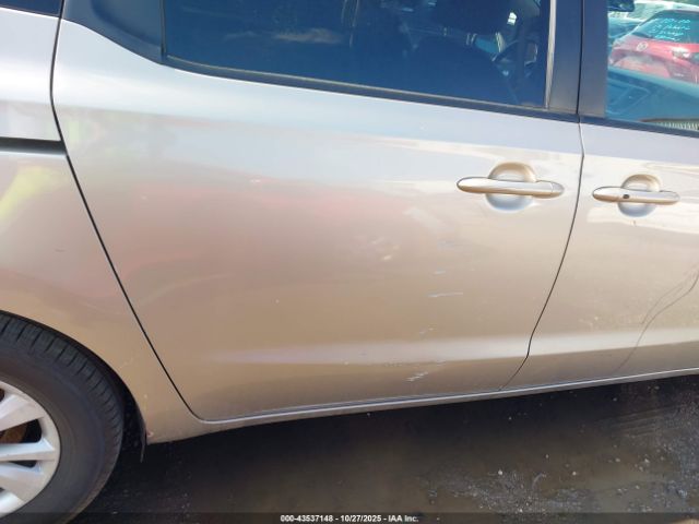 Kia Sedona Lx Image 2