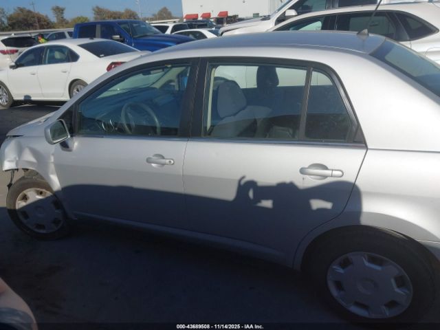 Nissan Versa 1.8s Image 16