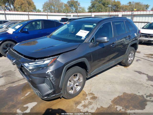 Toyota RAV4 Xle Image 2