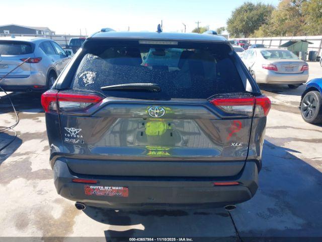 Toyota RAV4 Xle Image 16