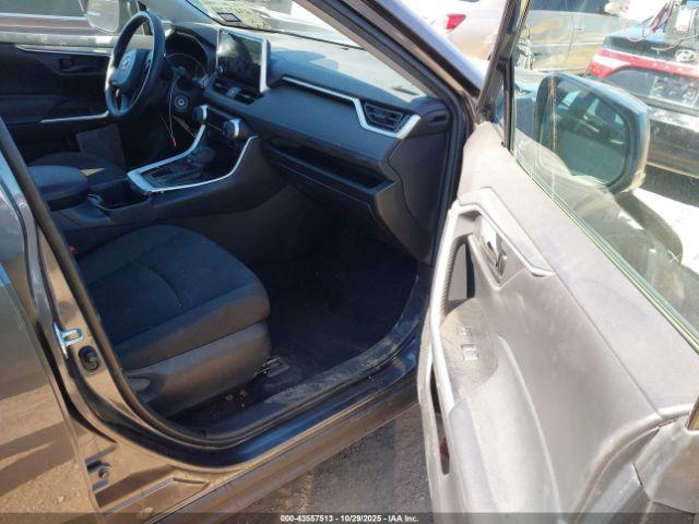 Toyota RAV4 Le Image 12