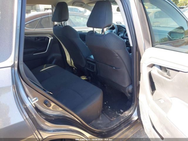 Toyota RAV4 Le Image 2