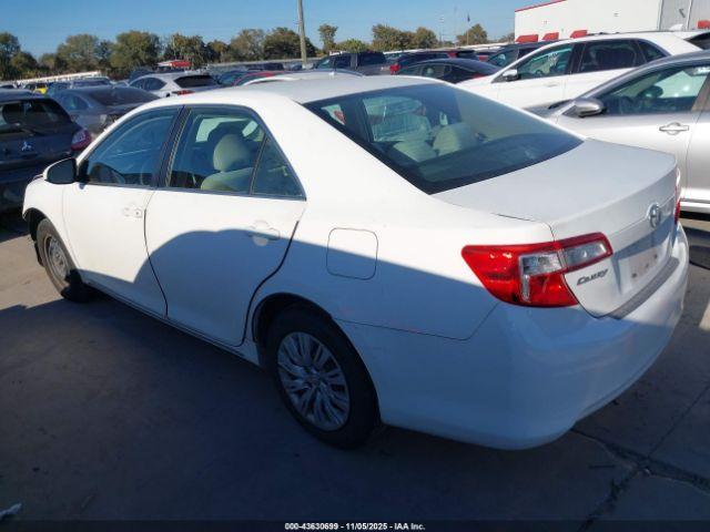 Toyota Camry Le Image 4