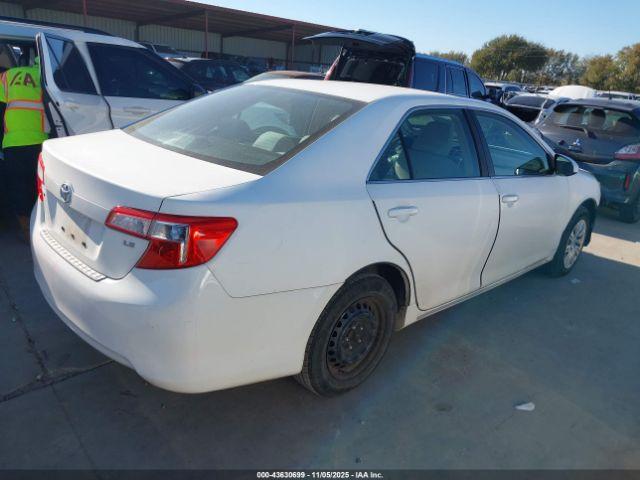 Toyota Camry Le Image 6