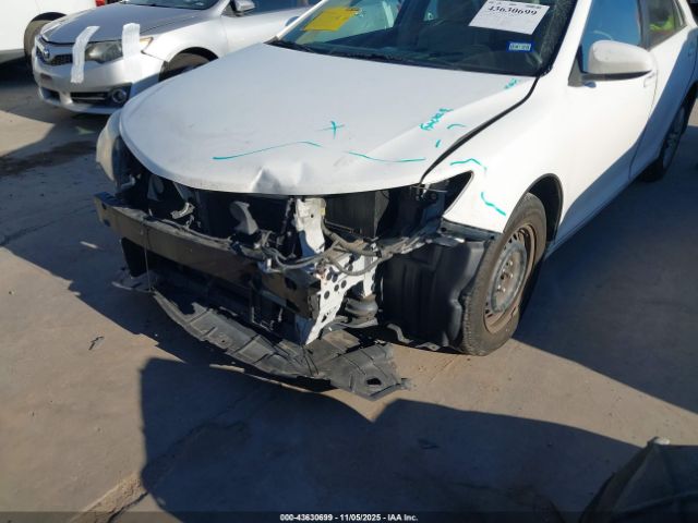 Toyota Camry Le Image 8