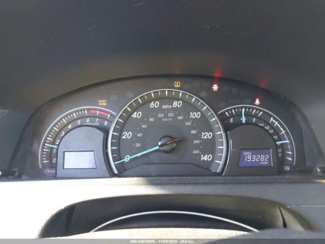 Toyota Camry Le Image 12