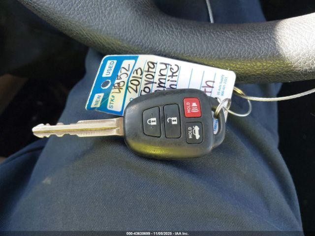 Toyota Camry Le Image 14