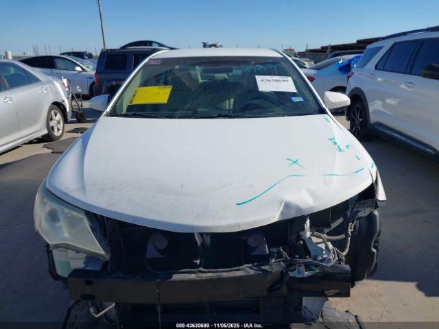 Toyota Camry Le Image 10