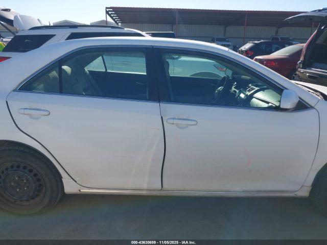 Toyota Camry Le Image 15