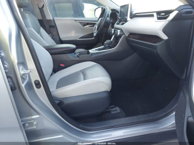 Toyota RAV4 Limited Image 4