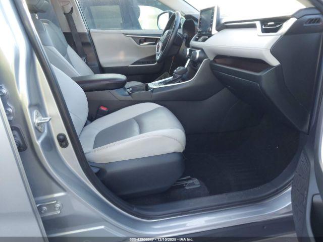 Toyota RAV4 Limited Image 4