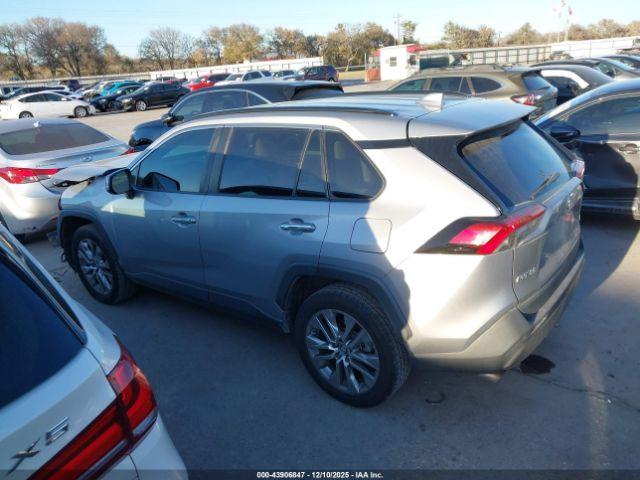 Toyota RAV4 Limited Image 17