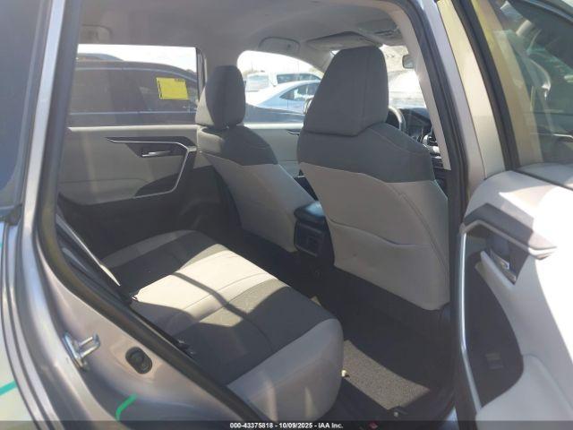 Toyota RAV4 Xle Image 16