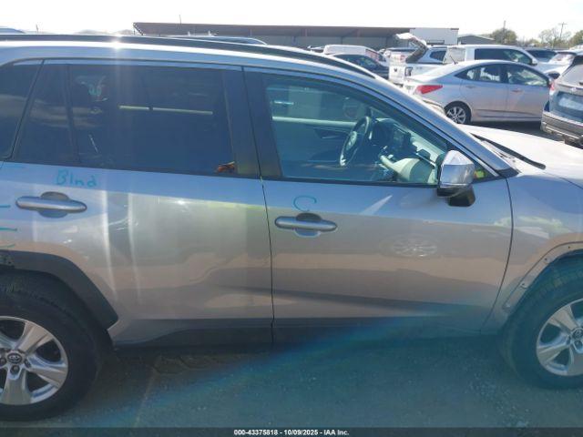 Toyota RAV4 Xle Image 12