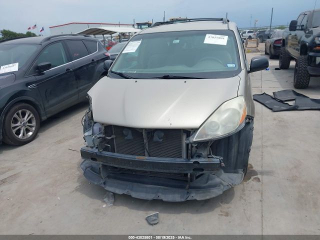 Toyota Sienna Le Image 16