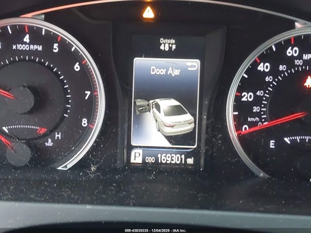 Toyota Camry Se Image 11