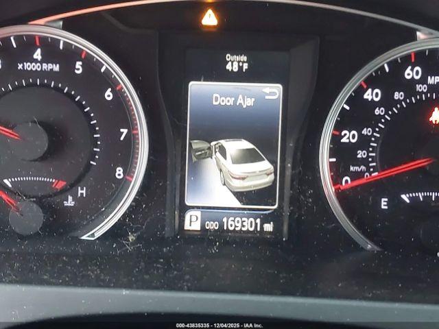 Toyota Camry Se Image 11