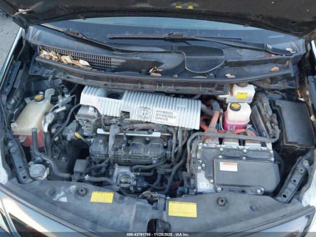 Toyota Prius v Two Image 15