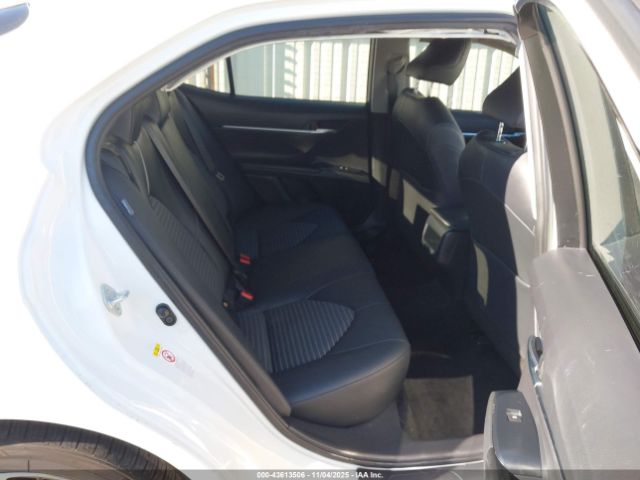 Toyota Camry Se Image 15