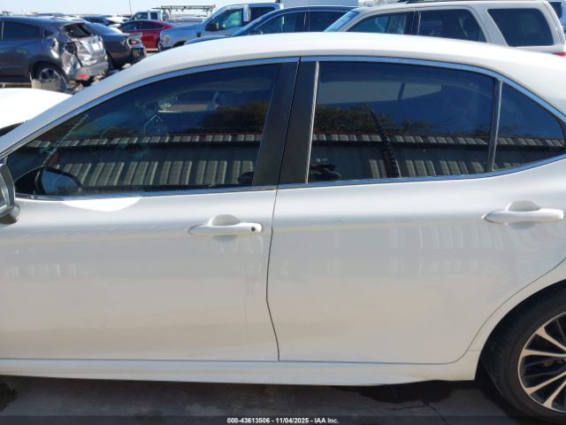Toyota Camry Se Image 13