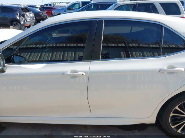 Toyota Camry Se Image 13