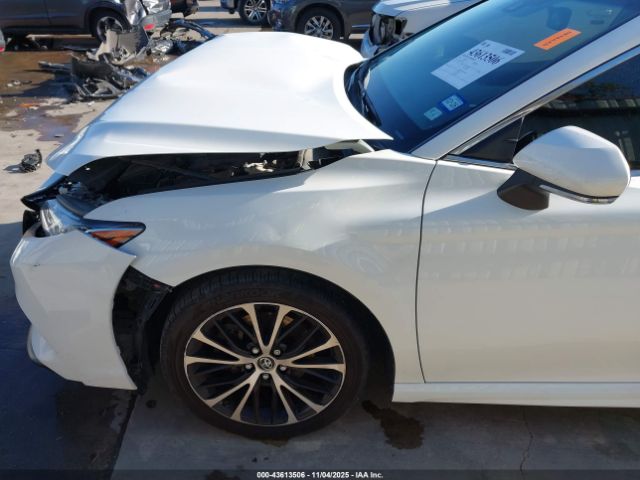 Toyota Camry Se Image 10