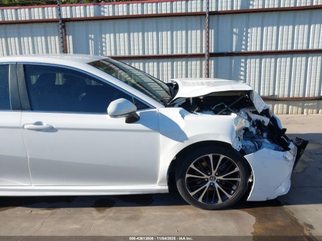 Toyota Camry Se Image 8