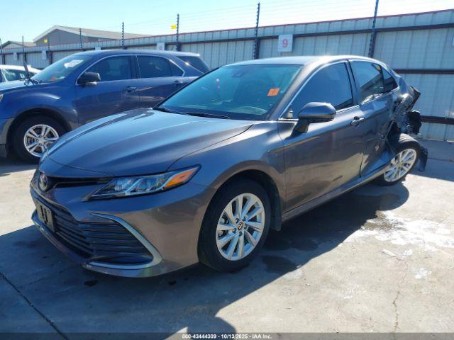 Toyota Camry Le Image 11