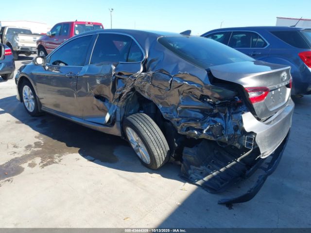 Toyota Camry Le Image 8