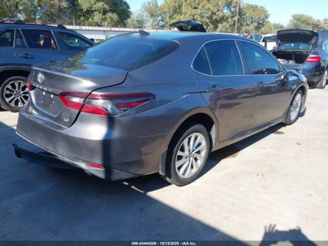 Toyota Camry Le Image 4