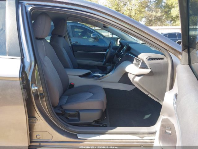 Toyota Camry Le Image 5