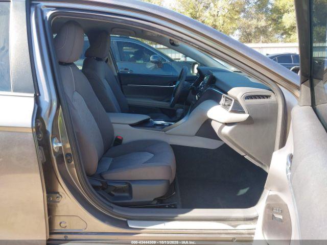 Toyota Camry Le Image 5