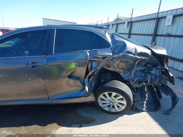 Toyota Camry Le Image 10