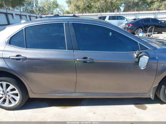 Toyota Camry Le Image 17