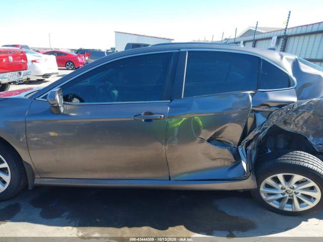 Toyota Camry Le Image 3