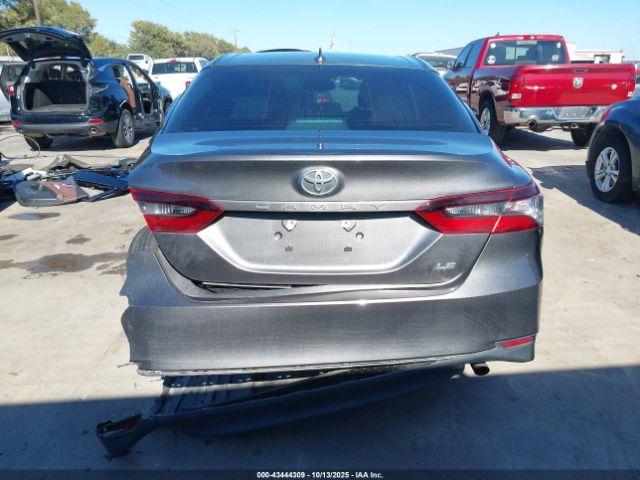 Toyota Camry Le Image 20