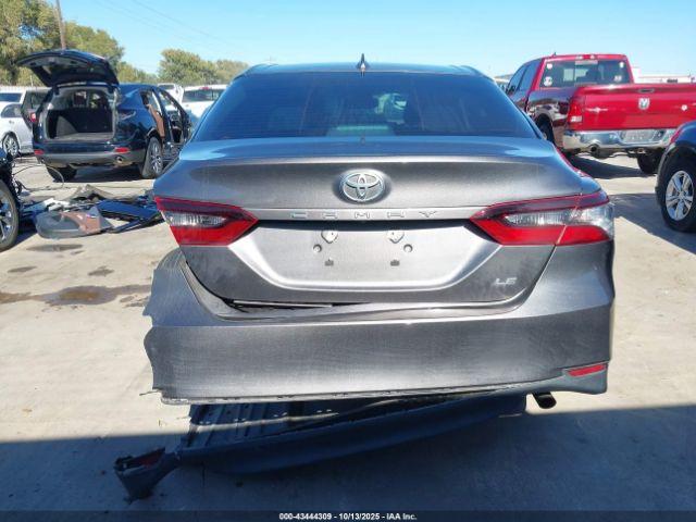 Toyota Camry Le Image 19