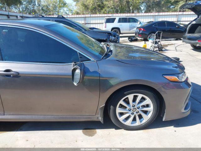 Toyota Camry Le Image 2