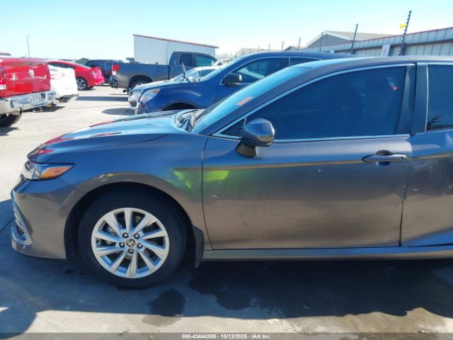 Toyota Camry Le Image 16