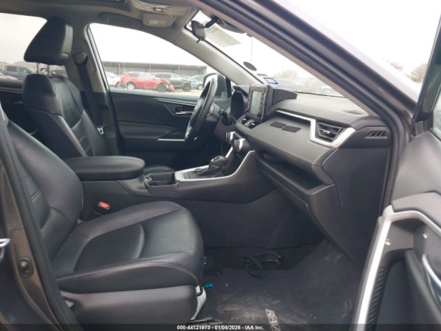 Toyota RAV4 Xle Premium Image 3