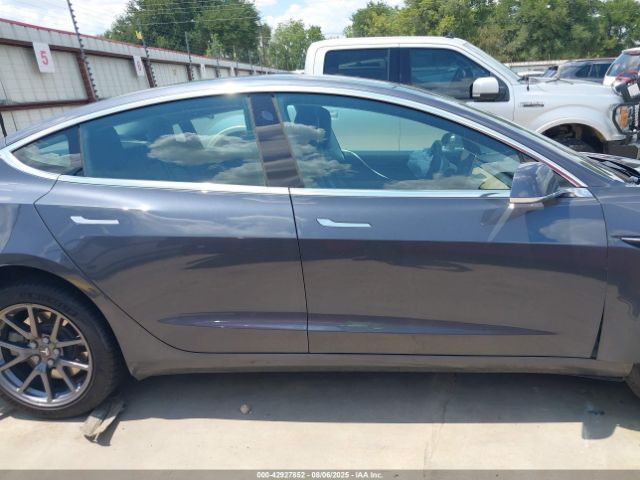 Tesla Model 3 Image 12