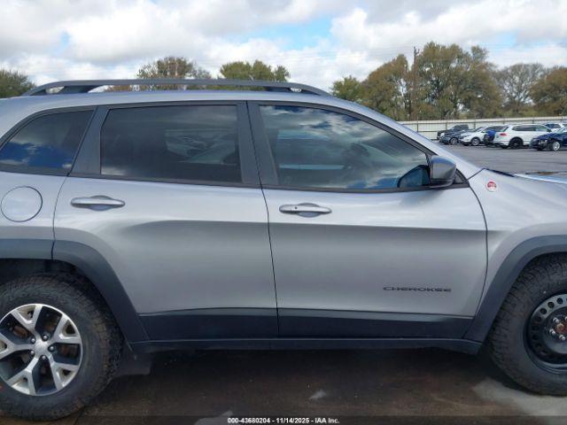 Jeep Cherokee Trailhawk 4x4 Image 9