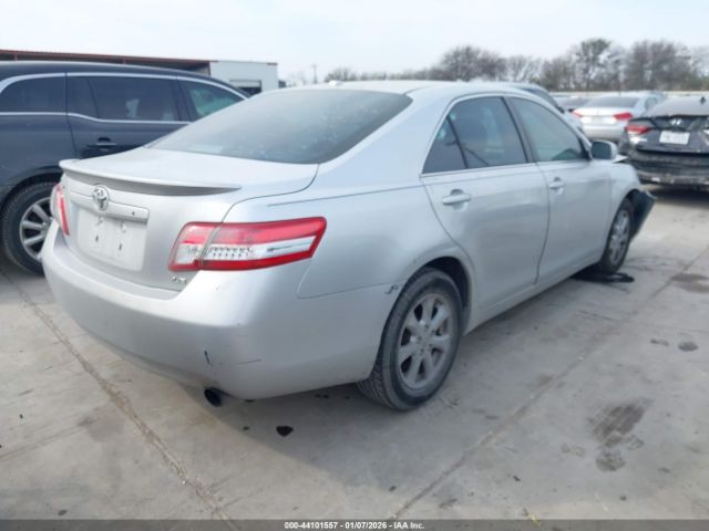 Toyota Camry Le Image 9