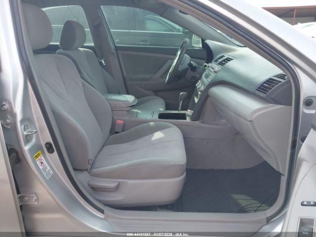 Toyota Camry Le Image 3