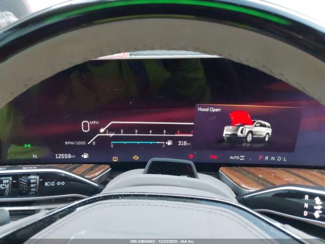 Cadillac Escalade Premium Luxury Platinum Image 4