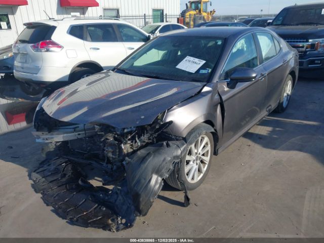 Toyota Camry Le Image 6