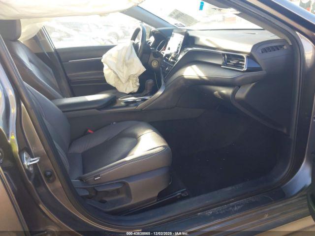 Toyota Camry Le Image 5