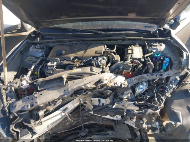 Toyota Camry Le Image 9