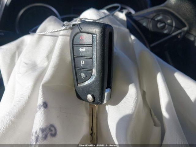 Toyota Camry Le Image 11